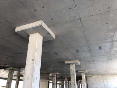 Güçlendirilmiş beton sütunlar ve tavan kaplaması