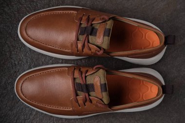 Açık kahverengi deri erkek ayakkabıları.