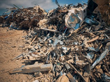 Farklı türde inşaat döküntüleri.