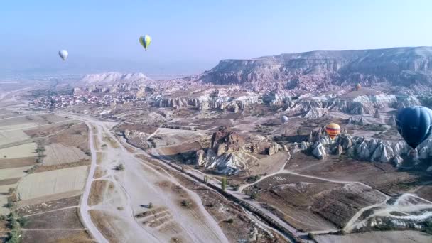 Balon udara panas di atas Kapadokia — Stok Video