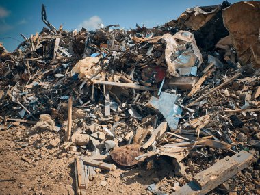 Farklı türde inşaat döküntüleri.