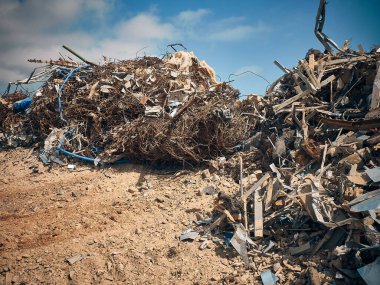 Farklı türde inşaat döküntüleri.