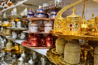 Farklı renkte geleneksel ortadoğu çay setleri.