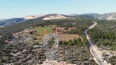 Bakım işçileri yüksek voltajlı elektrik hattında çalışıyorlar.