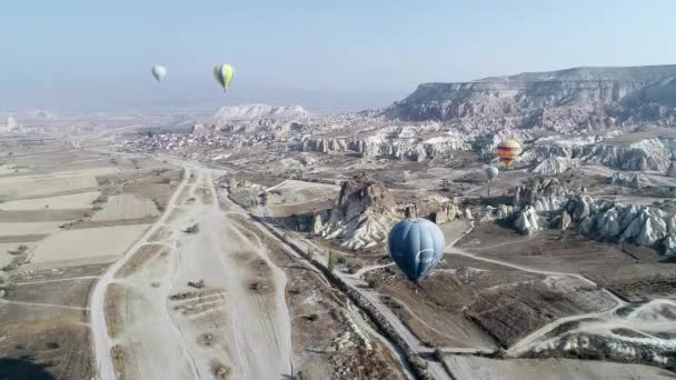 Varmluftsballonger ovanför Kappadokien — Stockvideo