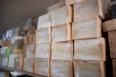 Dükkanda doğal organik sabun kalıpları yap.