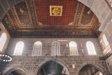 Ulu Cami 'nin içi mi, Diyarbakır Büyük Camii mi?