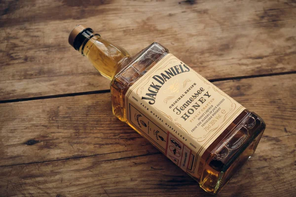 Flaska med Jack Daniels Honey — Stockfoto