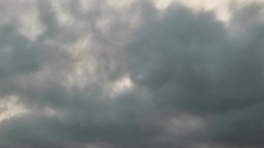 Kara bulutlar zaman ayarlı