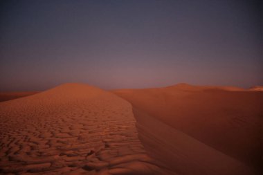 Gece çöl manzarası. Çöldeki kum tepeleri. Mısır 'daki Siwa vahası yakınlarındaki Sahra Çölü' nde alacakaranlık.