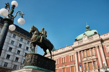 Sırbistan 'ın Belgrad kentindeki Cumhuriyet meydanında, Sırbistan Ulusal Müzesi önünde bulunan Prens Mihailo' nun Binicilik heykeli. Düşük açı görünümü.