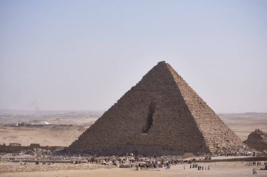 Menkaure Piramidi 'nin çöl platosundan yükseliş görüntüsü. Üsten görünen küçük turist grupları. Giza Platosu, Büyük Kahire, Mısır. UNESCO Dünya Mirası