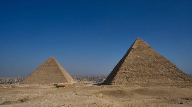 Giza piramit kompleksi. Khafre Piramidi ve Menkaure Piramidi. Giza Platosu, Büyük Kahire, Mısır. UNESCO Dünya Mirası