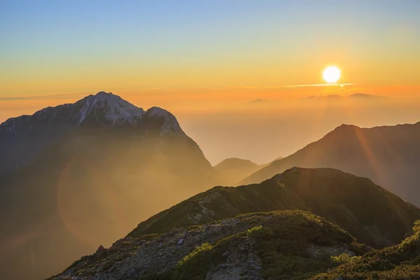 Montanha de sol da manhã Fotos De Bancos De Imagens Sem Royalties