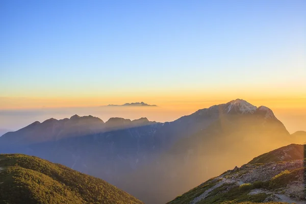 朝の太陽の山 ストック写真