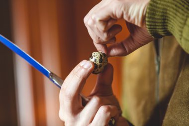 Bıçaklı adam elinde Bıldırcın yumurta kabuğunun bölme