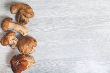 Birkaç üst üste konmuş mantarları Sote