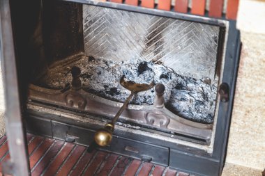 Kül fırını yatıyordu soyu tükenmiş şömine kürek