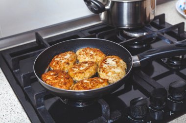 tavada kızarmış pirzola