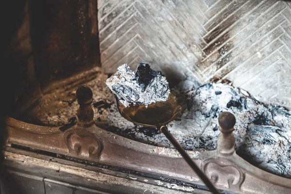 Ceniza del fuego yacía extinguida en la hoja de latón — Foto de Stock