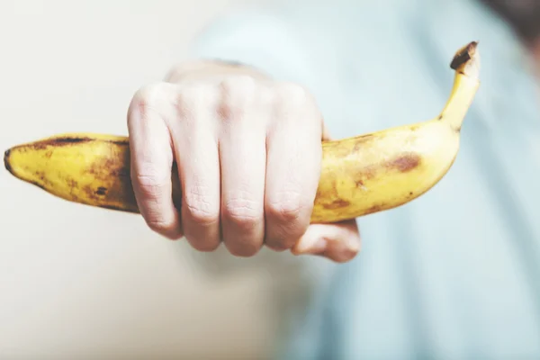 Mão segurando banana — Fotografia de Stock