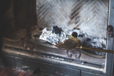 Kül ateşten pirinç blade extinguished lay