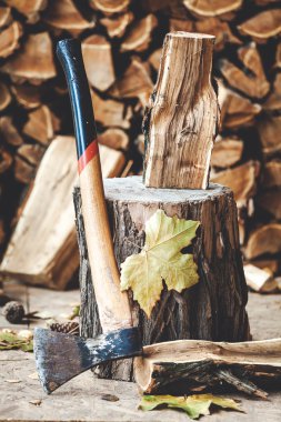 Büyük balta ayakta günlük adamla önünde