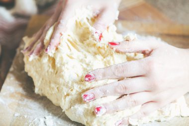 Kadın el hamur parçası görevlisinideponun