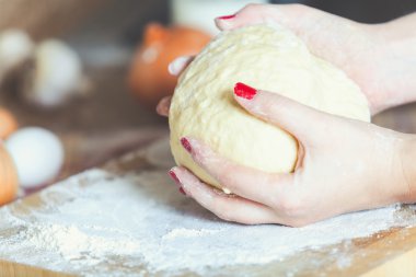 Hamur parçası tutan el