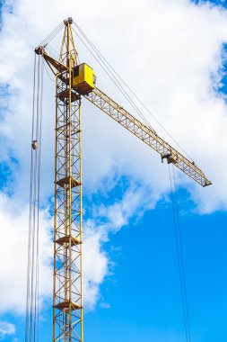 bulutlu gökyüzü arka plan üzerinde kaldırma Vinçler