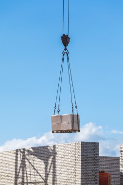 ağır yük tuğla bina inşaat sitesinde asılı