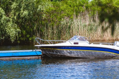 Modern motorlu tekne stand dock Bay