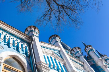 Dekoratif sütunlar ve Barok tarzında bir binanın üstüne bir kule. Alt görünümü