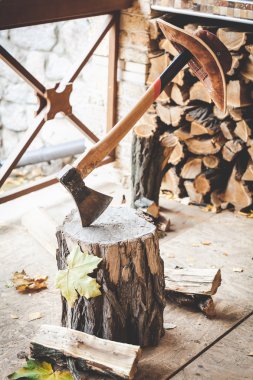 Stump, sap üzerinde asılı şapka yapışmasını balta