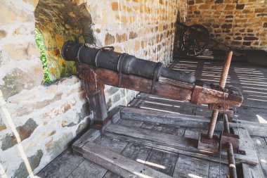 Ahşap çerçeve üzerinden surlar üzerinde antik savaş topu