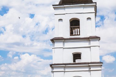 beyaz taş üst katmanları çan kulesi