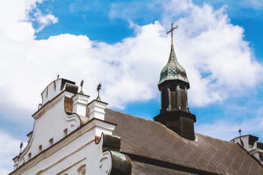 çatı ve Hıristiyan Kilisesi haç ile kubbe