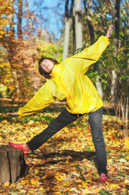 Orman glade içinde jimnastik egzersizleri yapıyor etkin yaşlı kadın