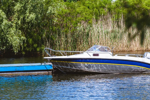 Modern motorlu tekne stand dock Bay