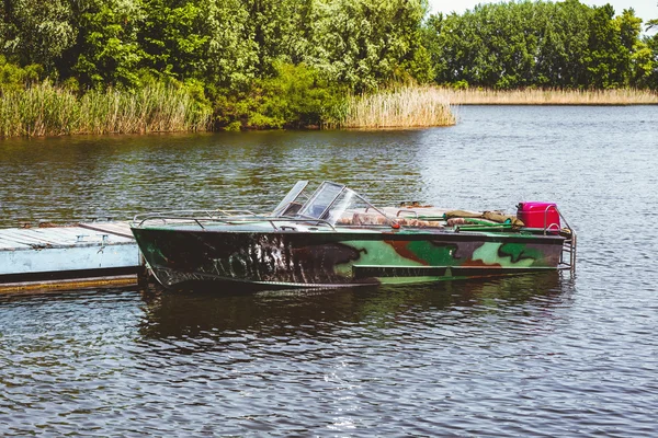 Motor barco stand dock na baía — Fotografia de Stock