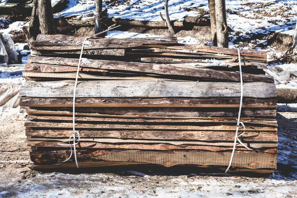 Montón de tablas recortadas patio de invierno — Foto de Stock