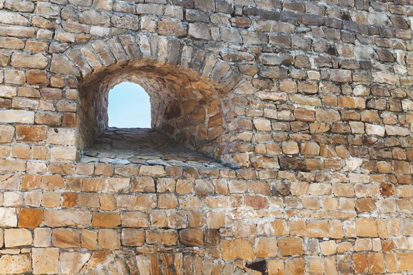Kiskapu az ősi vár falán — Stock Fotó