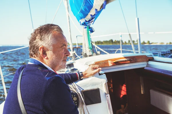 Älterer Mann auf Jacht auf See — Stockfoto