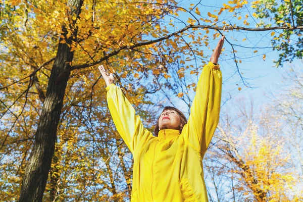 Atractiva anciana disfruta del sol en el bosque de otoño — Foto de Stock