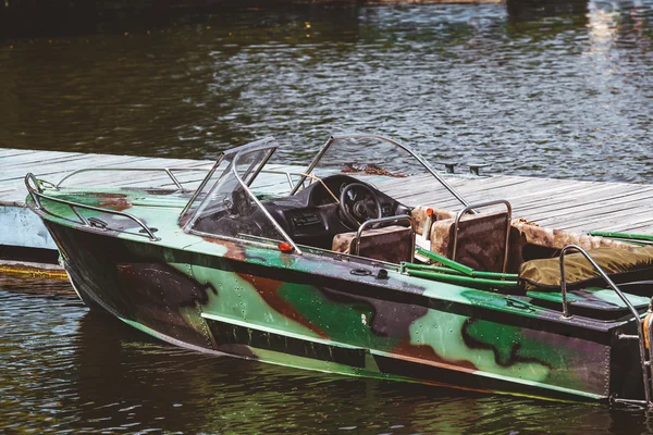 Barco a motor atracar. Visão traseira — Fotografia de Stock