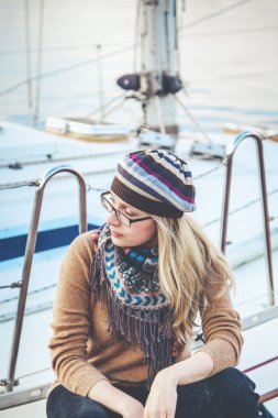 Gemide oturan çekici kız