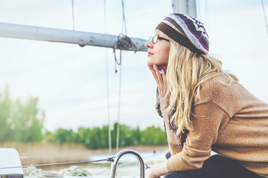 Direk yat fon karşı güneş gözlüklü sarışın