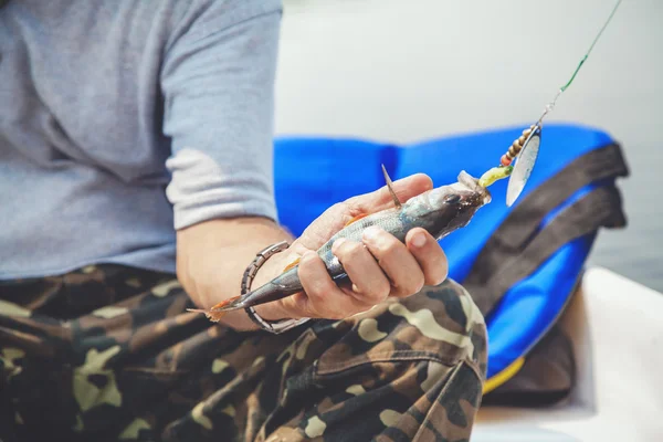 Boa jogada. Pescador pego poleiro em fiação — Fotografia de Stock