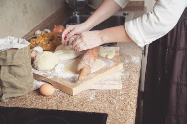 El yaprak hamuru oklava ile haddelenmiş