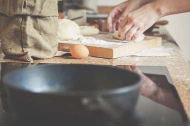 Yumurta, un, pan ve erkek el çanta